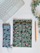 Carica l'immagine nel visualizzatore di Gallery, Quaderno A5 + Quaderno Maxi + Segnalibro + Astuccio mini (Magnolie e Libellule)