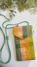 Carica l'immagine nel visualizzatore di Gallery, Astuccio porta cellulare - Color Blocks (Trapuntata)