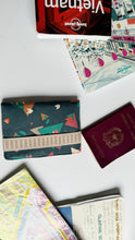 Carica l'immagine nel visualizzatore di Gallery, Porta Passaporto + Travel Journal - 80’s