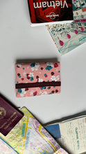 Carica l'immagine nel visualizzatore di Gallery, Porta Passaporto + Travel Journal - Lamponi e Mirtilli