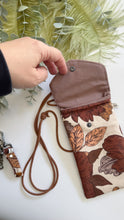 Carica l'immagine nel visualizzatore di Gallery, Astuccio porta cellulare - Magnolie Brown