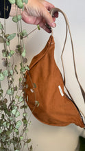 Carica l'immagine nel visualizzatore di Gallery, Moon Bag - terracotta/righe rosa e ruggine (Stripes)