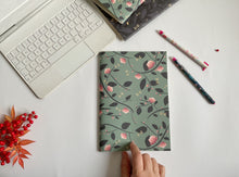 Carica l'immagine nel visualizzatore di Gallery, Quaderno Maxi - Magnolie e Libellule
