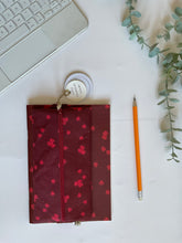 Carica l'immagine nel visualizzatore di Gallery, Quaderno A5 + Astuccio Standard con elastico (Lamponi)
