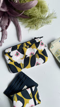 Carica l'immagine nel visualizzatore di Gallery, Pocket Pochette (Mini) + Porta Tessere - Margherite Grandi