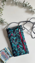 Carica l'immagine nel visualizzatore di Gallery, Astuccio porta cellulare - Libellule e Magnolie