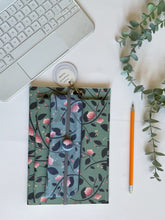 Carica l'immagine nel visualizzatore di Gallery, Quaderno A5 + Quaderno Maxi + Segnalibro + Astuccio mini (Magnolie e Libellule)