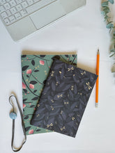 Carica l'immagine nel visualizzatore di Gallery, Quaderno A5 + Quaderno Maxi + Segnalibro (Magnolie e Libellule)