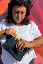 Carica l'immagine nel visualizzatore di Gallery, Marsupio Tamalito (taglia M/L) - blue/Fiori senape