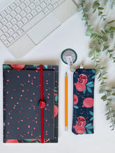 Carica l'immagine nel visualizzatore di Gallery, Quaderno A5 + Quaderno Maxi + Segnalibro + Astuccio mini (Melograno)