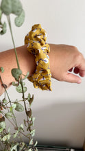 Carica l'immagine nel visualizzatore di Gallery, Scrunchie - fiori Senape
