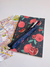 Carica l'immagine nel visualizzatore di Gallery, Quaderno A5 + Quaderno Maxi + Birillo (Chicchi di Melograno)