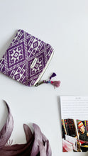 Carica l'immagine nel visualizzatore di Gallery, Pochette Quadrata - Geometrica viola