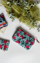 Carica l'immagine nel visualizzatore di Gallery, Pocket Pochette con tasca (Mini) - Papaveri e soffioni