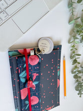 Carica l'immagine nel visualizzatore di Gallery, Quaderno A5 + Quaderno Maxi + Segnalibro + Astuccio mini (Melograno)