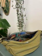 Carica l'immagine nel visualizzatore di Gallery, Moon Bag - verde acido /Airone (Nippori)