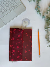 Carica l'immagine nel visualizzatore di Gallery, Quaderno A5 + Astuccio Mini con elastico (Lamponi)