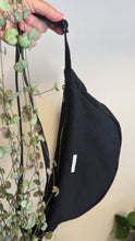 Carica l'immagine nel visualizzatore di Gallery, Moon Bag - nera /Airone (Nippori)