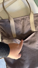 Carica l'immagine nel visualizzatore di Gallery, Tote Bag Tamalito - Grigio /Verde & rosa (Stripes)