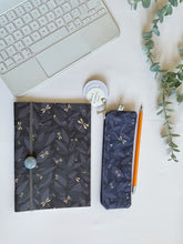 Carica l'immagine nel visualizzatore di Gallery, Quaderno A5 + Segnalibro + Astuccio Mini (Libellule)