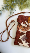 Carica l'immagine nel visualizzatore di Gallery, Astuccio porta cellulare - Magnolie Brown