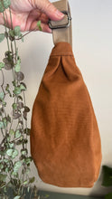 Carica l'immagine nel visualizzatore di Gallery, Moon Bag - terracotta/righe rosa e ruggine (Stripes)