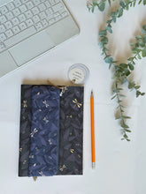 Carica l'immagine nel visualizzatore di Gallery, Quaderno A5 + Astuccio Mini con elastico (Libellule)
