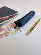 Carica l'immagine nel visualizzatore di Gallery, Astuccio Birillo + Quaderno - Chicchi di Melograno