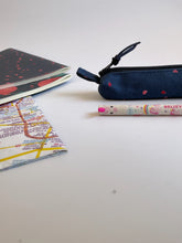 Carica l'immagine nel visualizzatore di Gallery, Astuccio Birillo + Quaderno - Chicchi di Melograno