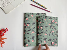Carica l'immagine nel visualizzatore di Gallery, Quaderno Maxi - Magnolie e Libellule
