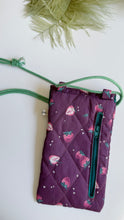 Carica l'immagine nel visualizzatore di Gallery, Astuccio porta cellulare - Fragole (Trapuntata)