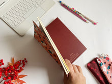 Carica l'immagine nel visualizzatore di Gallery, Porta Passaporto + Travel Journal - Lamponi e Mirtilli