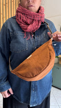 Carica l'immagine nel visualizzatore di Gallery, Moon Bag - terracotta/righe rosa e ruggine (Stripes)