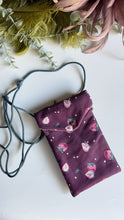 Carica l'immagine nel visualizzatore di Gallery, Astuccio porta cellulare - Fragole