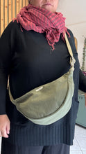 Carica l'immagine nel visualizzatore di Gallery, Moon Bag - verde militare/righe rosa e verdi (Stripes)