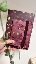 Carica l'immagine nel visualizzatore di Gallery, Porta Passaporto + Travel Journal - Ciliegie Malva