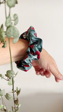 Load image into Gallery viewer, Scrunchie - Papaveri e Soffioni