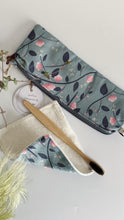 Carica l'immagine nel visualizzatore di Gallery, Astuccio con asciugamano (porta spazzolìno/dentifricio) - Magnolie e Libellule