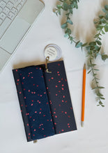 Carica l'immagine nel visualizzatore di Gallery, Quaderno A5 + Astuccio Mini con elastico (Chicchi)