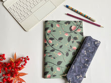 Carica l'immagine nel visualizzatore di Gallery, Quaderno Maxi - Magnolie e Libellule