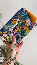 Carica l'immagine nel visualizzatore di Gallery, Pochette Morbidissima (trapuntata) - Garden Flowers blue