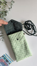 Carica l'immagine nel visualizzatore di Gallery, Astuccio porta cellulare - Foglie Salvia