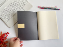 Carica l'immagine nel visualizzatore di Gallery, Quaderno Maxi - Magnolie e Libellule