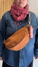 Carica l'immagine nel visualizzatore di Gallery, Moon Bag - terracotta/righe rosa e ruggine (Stripes)