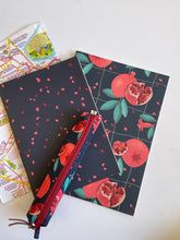Load image into Gallery viewer, Quaderno A5 + Quaderno Maxi + Birillo (Melograno)