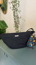 Carica l'immagine nel visualizzatore di Gallery, Piccolo difetto Moon Bag - Nera /Gingko (Nippori)