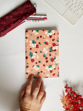 Carica l'immagine nel visualizzatore di Gallery, Porta Passaporto + Travel Journal - Lamponi e Mirtilli