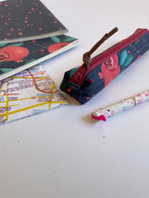 Carica l'immagine nel visualizzatore di Gallery, Astuccio Birillo + Quaderno - Melograno