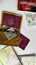 Carica l'immagine nel visualizzatore di Gallery, Porta Passaporto + Travel Journal - 80’s