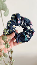 Carica l'immagine nel visualizzatore di Gallery, Scrunchie - Fiori Blue